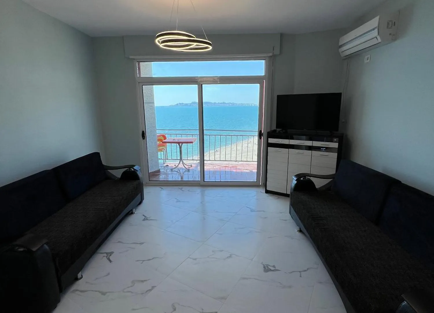 Seaview Luxury Apartment Golem