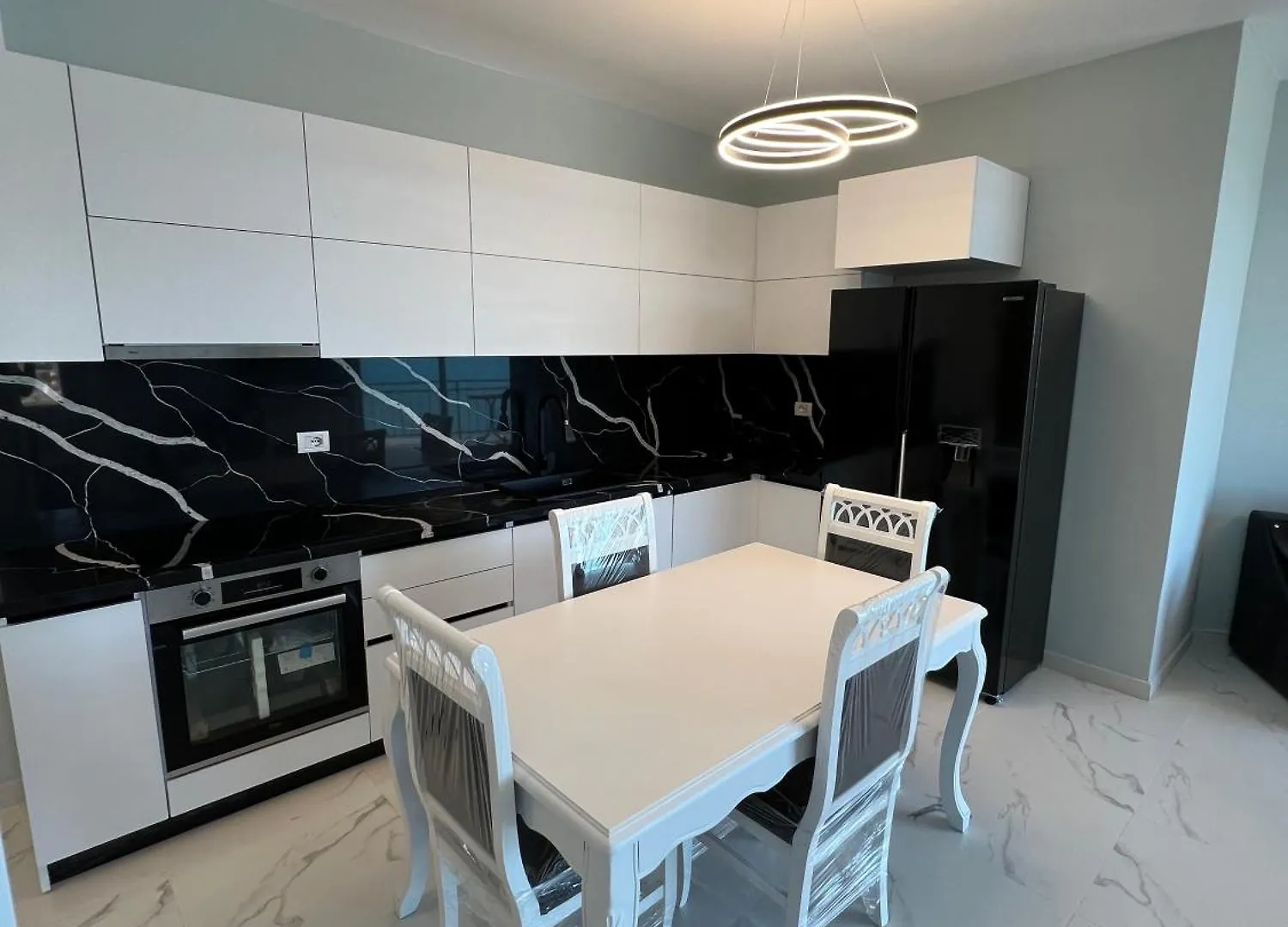 Seaview Luxury Apartment Golem