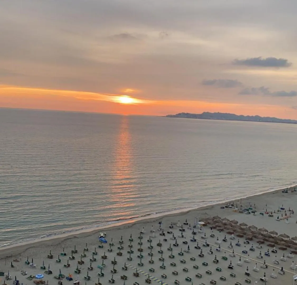 Seaview Luxury Apartment Golem